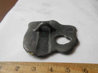 Петля и бороздка с тыльной стороны скифской бляхи