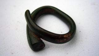 Бронзовый массивный браслет с расширяющимися и заходящими друг за друга концами