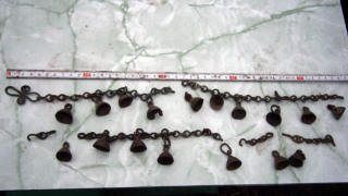 Погрудные колокольчики на цепи