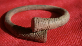 Бронзовый массивный браслет с расширяющимися и заходящими друг за друга концами