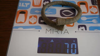 Бронзовый массивный браслет с расширяющимися и заходящими друг за друга концами