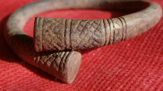 Бронзовый массивный браслет с расширяющимися и заходящими друг за друга концами