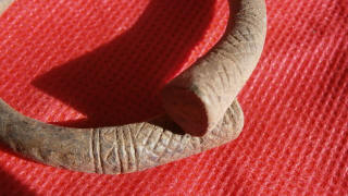 Бронзовый массивный браслет с расширяющимися и заходящими друг за друга концами