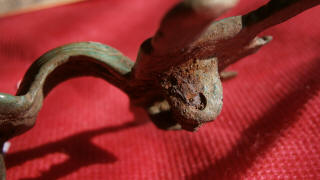 Крепление иглы на фибуле