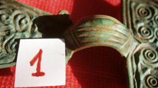 Дужка-перемычка на раннесредневекой пальчатой фибулы