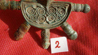 Щиток славянской пальчатой фибулы с S-образым циркульным орнаментом