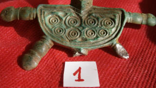 Щиток славянской пальчатой фибулы с обломанными пальцами