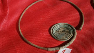 Славянское С-образное височное подвесное кольцо со спиральным окончанием