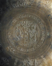 Гравировка на тарелке детально