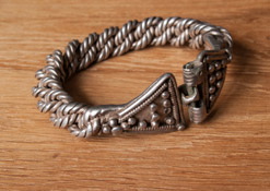 Браслет из витого серебряного дрота с треугольными пластинами на концах