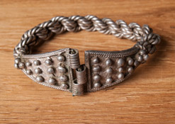 Серебряные браслеты Великого Княжества Литовского, 14 - нач. 15 века. Витые из четырех провлочных жгутов с треугольными пластинами, покрытыми крупной зернью, на концах.