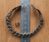 Браслет свитый из серебряной проволоки