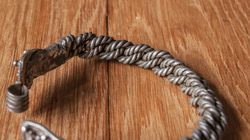 Браслет свиты из серебряной проволоки