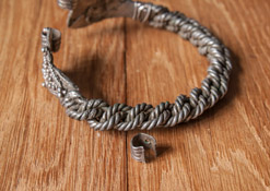 Браслет свитый из серебряной проволоки