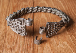 Серебряный сложновитой брслет с треугольно пластинчатыми краями