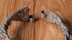 Место смычки расширяющихся концов браслета