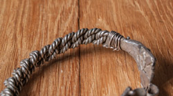 Браслет свиты из серебряной проволоки