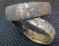 Бронзовый браслет, орнамент ромбики полосками