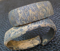 Бронзовый раннесредневековый браслет, орнамент «засеянное поле»