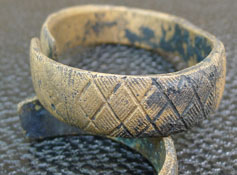 Бронзовый раннесредневековый браслет, орнамент «засеянное поле»