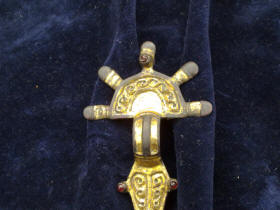 Серебряная в позолоте пальчатая фибула