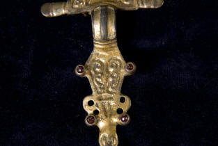 Серебряная фибула со вставками граната