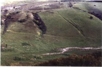 Вид с южной окраины городища на противоположный северный склон Сидоровского яра. Видна врезанная в склон древняя дорога.