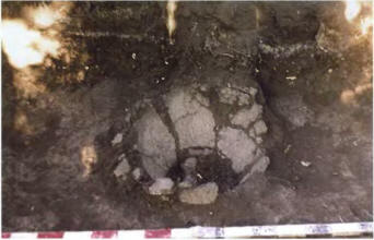 Сидоровское городище. Раскоп 7. Скопление керамики. Нижняя часть груболепного пифоса.