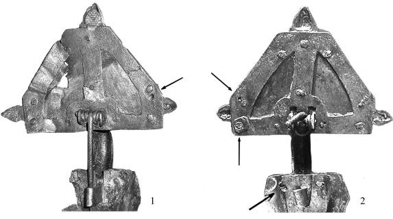 Старые отверстия в каркасе — следы замены накладок-кнопок (кат. №4).