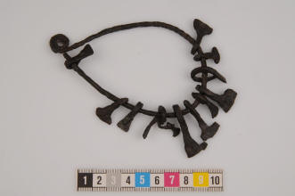 Железная шейная гривна с Молотами Тора и Амулетами топорами. Найдена на о. Бъёрко (Швеция) в 1871 году