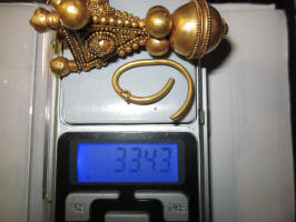 Серьга золотая, украшена зернью. VII-VIII век