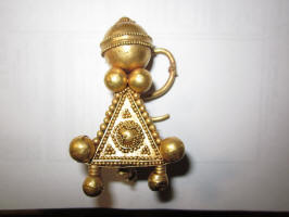 Золотая византийская серьга, украшена зернью. VII-VIII век