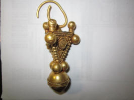 Золотая византийская серьга, украшена зернью. VII-VIII век