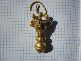 Золотая византийская серьга, украшена зернью. VII-VIII век