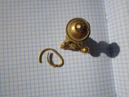 Золотая византийская серьга, украшена зернью. VII-VIII век