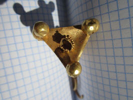 Золотая византийская серьга, украшена зернью. VII-VIII век