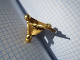 Золотая византийская серьга, украшена зернью. VII-VIII век