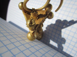 Золотая византийская серьга, украшена зернью. VII-VIII век