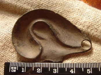 Бронзовое ухо от антропоморфной защитной маски-забрала