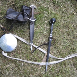 Поясные:  фляга, кинжал базелярд, ушастый кинжал