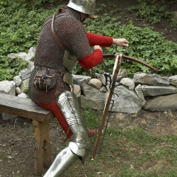 Как  заряжают арбалет