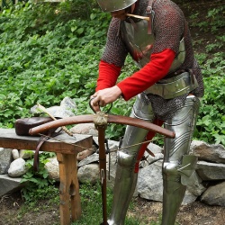 Заряжаем  арбалет