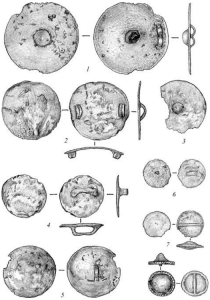 Бронзовые средние бляхи и мелкие бляшки
