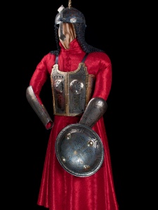 Богато украшенная реплика комплекта доспехов индо-персидского стиля