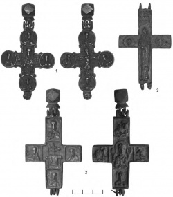 1-2 — кресты-энколпионы с мелкими плотно скомпонованными рельефными изображениями (группа VII); 3 — крест-энколпион редкого типа (группа IX)