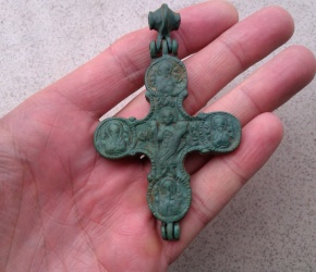 Крест-энколпион из находок искателя tik. Фото приведено для примерного показа размера и внешенего вида энколпиона