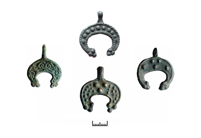 Миниатюрные амулеты лунницы