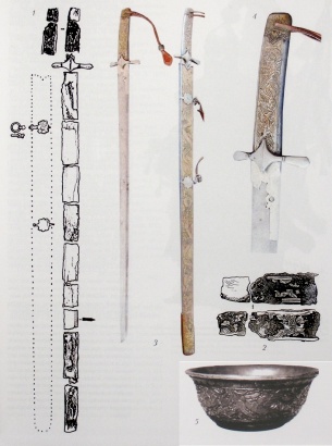 1 – палаш из погребения нойона у г. Новопавловск, Ставропольский объединенный музей. рис. М В. Горелика, 1987 г.; 2 – рукоять палаша, бронза, кость, резьба; 3-4 – реконструкция палаша из Новопавловска, автор М. В. Горелик, мастер Ю. А. Тихонов. 1989 г. Ставропольский объединенный музей; 5 – чаша из резного черного лака, Китай, середина XIII н. Линден-музеум. Штуттгарт