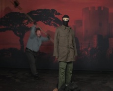 удар алебардой