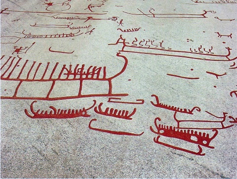 Резьба по камню Бронзового века из Биклюке (Швеция), на которой запечатлена эскадра из нескольких судов.